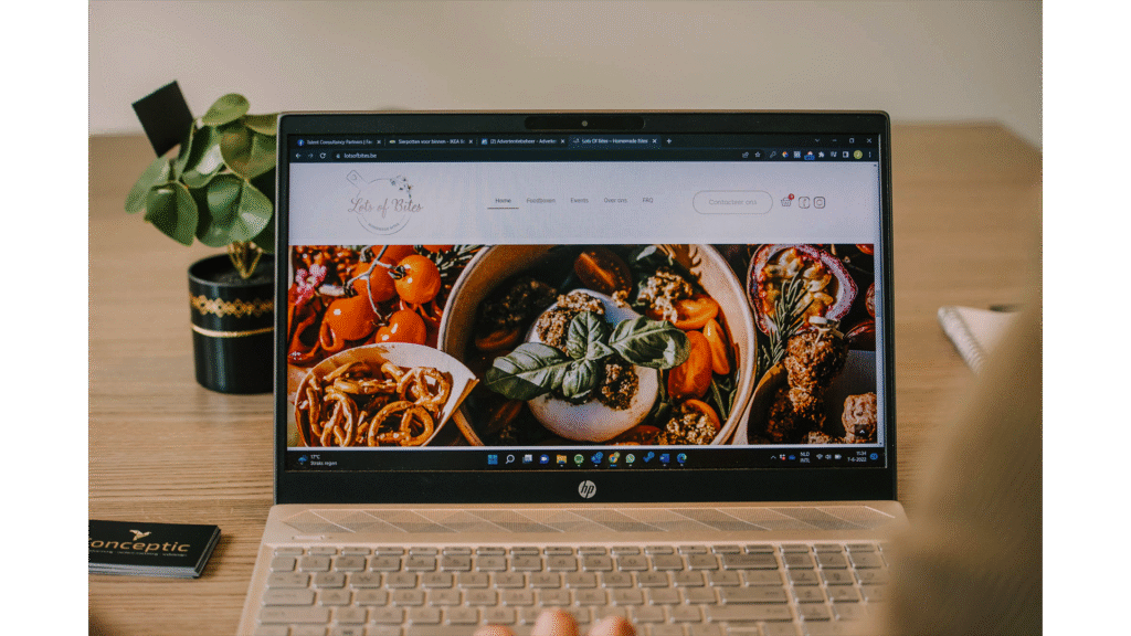 Computerscherm met website die gemaakt is in WordPress